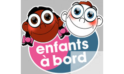 enfants à bord fille et gars